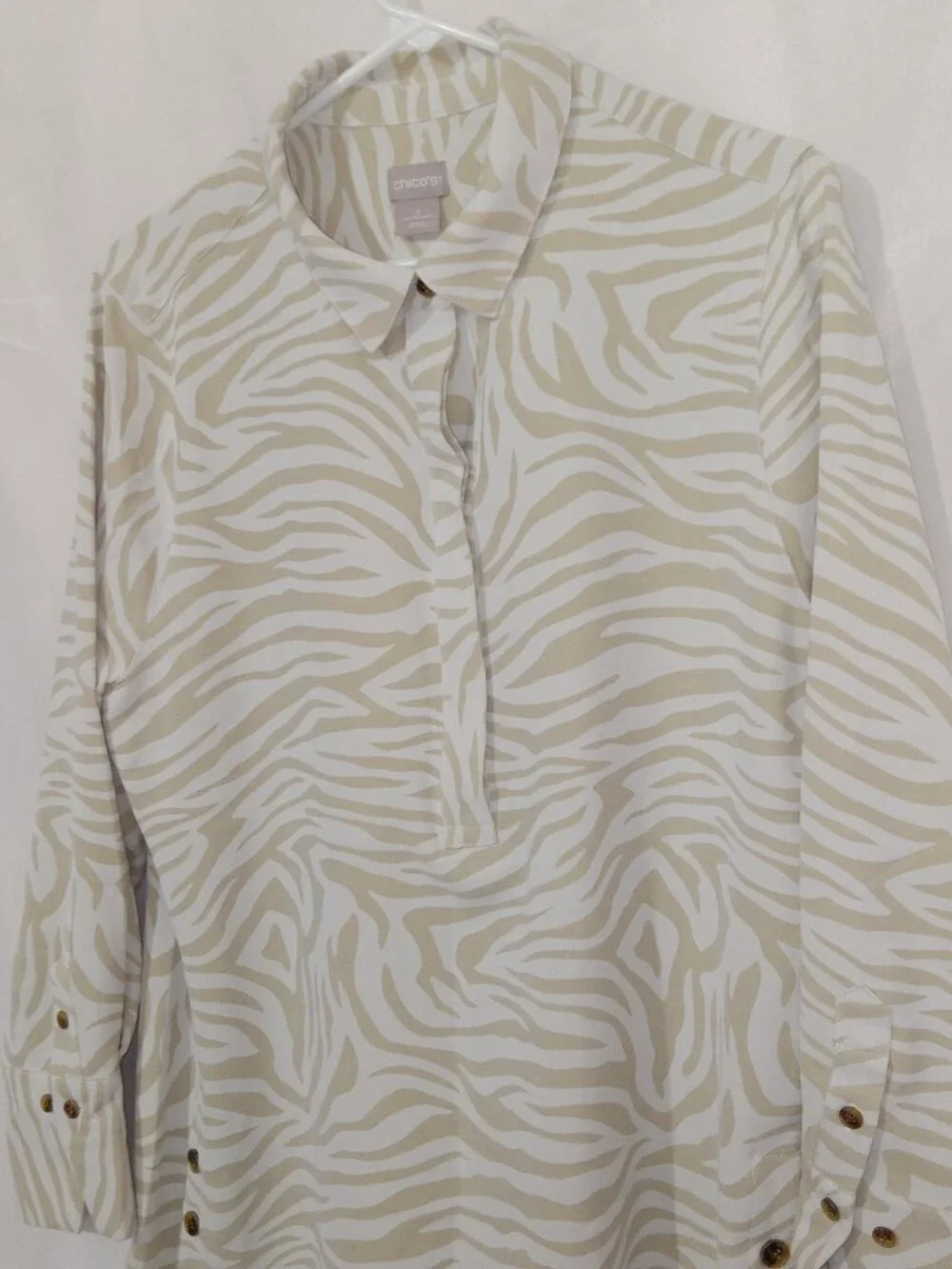 Chico’s Zebra Print Tunic Top Womens L Tan Cream Step Hem Button Detail